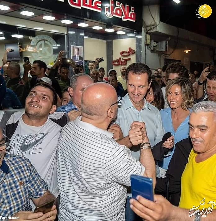 ساندویچ خوری بشار اسد و خانواده اش در خیابان‌ های دمشق/ عکس